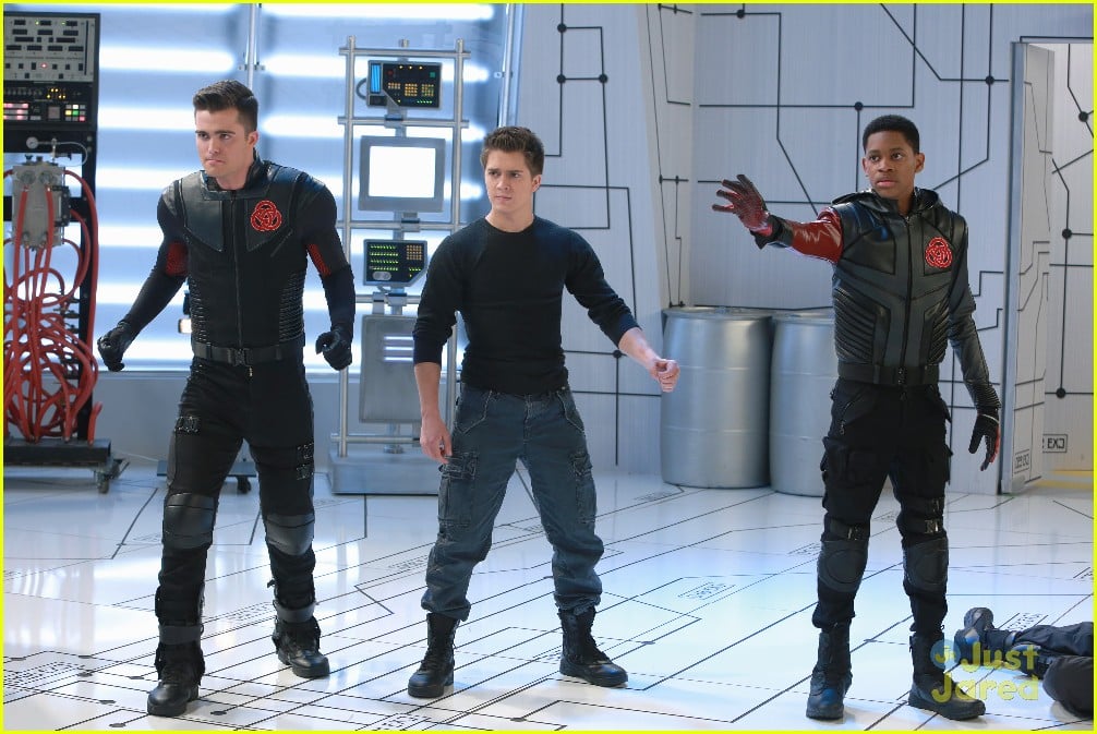 Leo Howard Guest Stars on Tonight's 'Lab Rats Bionic Island' See