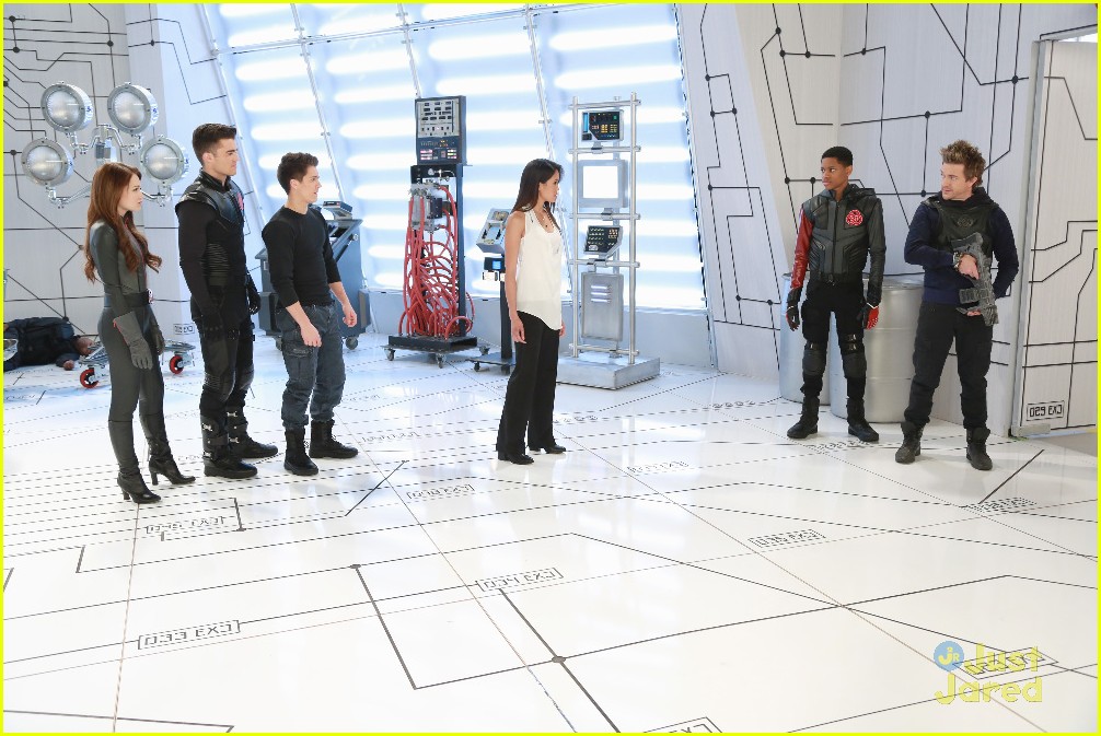 Leo Howard Guest Stars on Tonight's 'Lab Rats Bionic Island' See