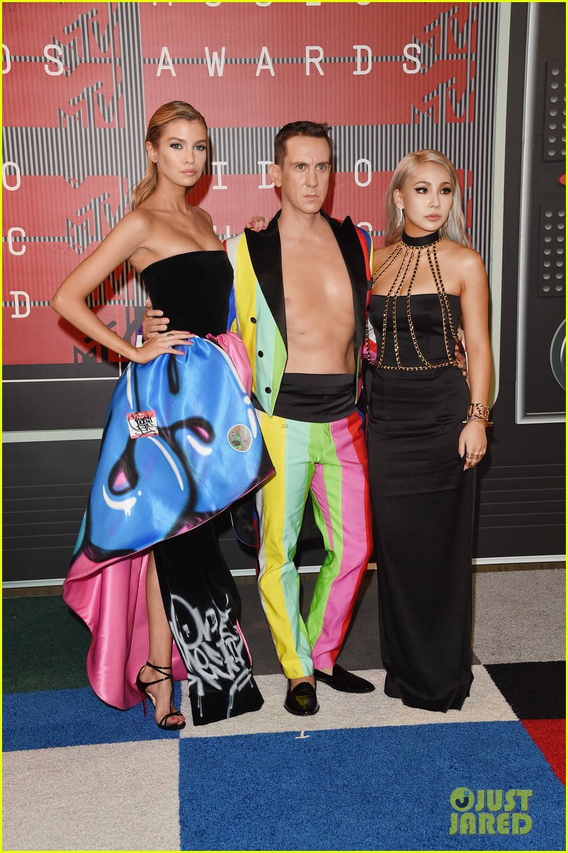 miley cyrus rumored girlfriend stella maxwell shows her support at mtv vmas 2015 01