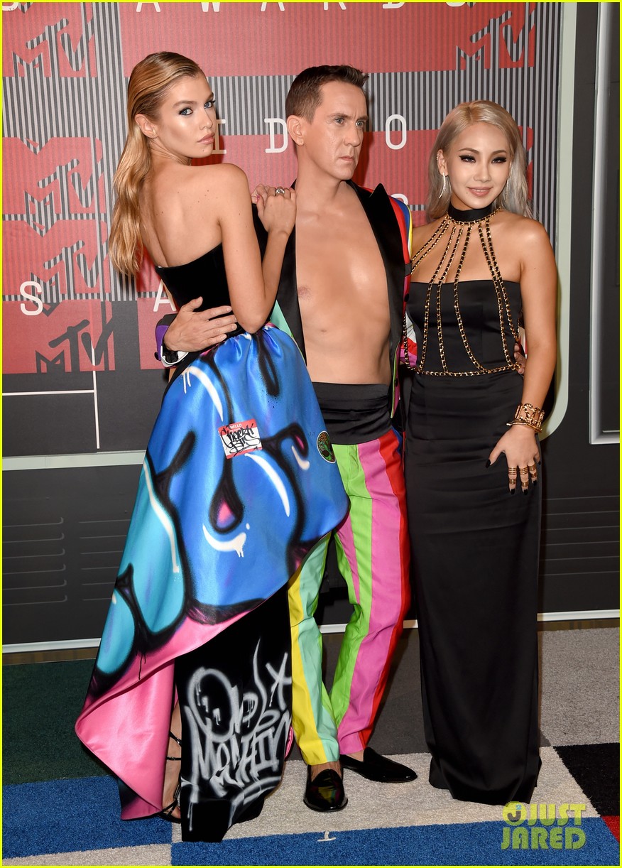 miley cyrus rumored girlfriend stella maxwell shows her support at mtv vmas 2015 17