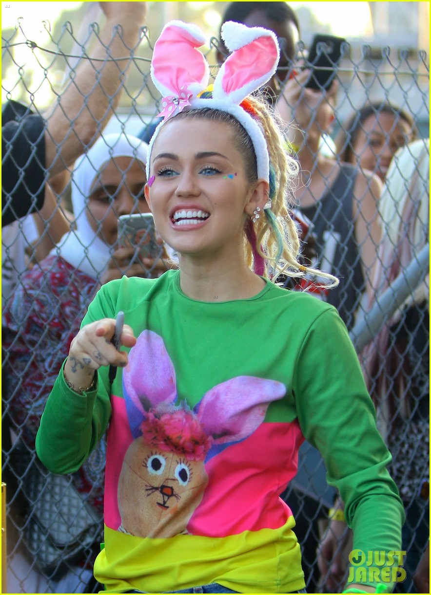 Full Sized Photo Of Miley Cyrus Naked Jimmy Kimmel Live 02 Miley Cyrus Dresses In A Disguise 8618