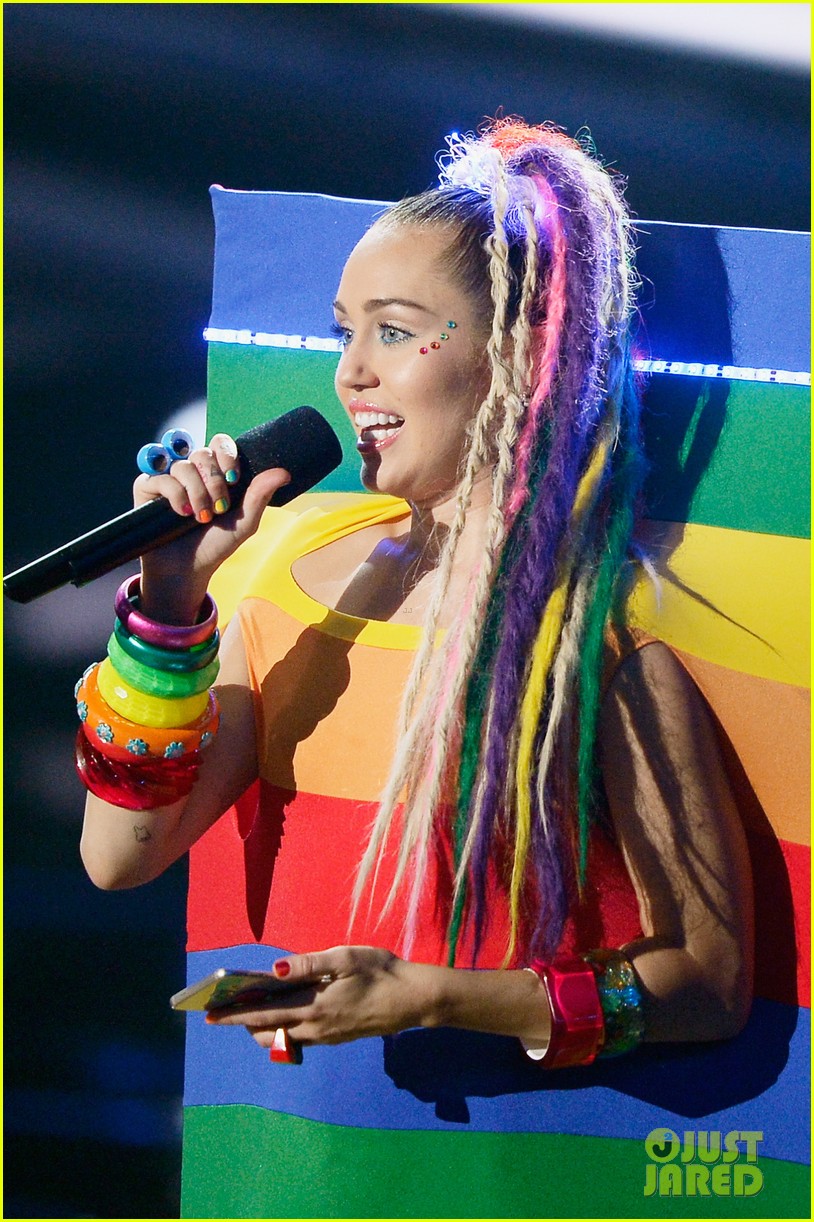 Miley Cyrus' MTV VMAs 2015 Performance (Video) | Photo 858403 - Photo ...