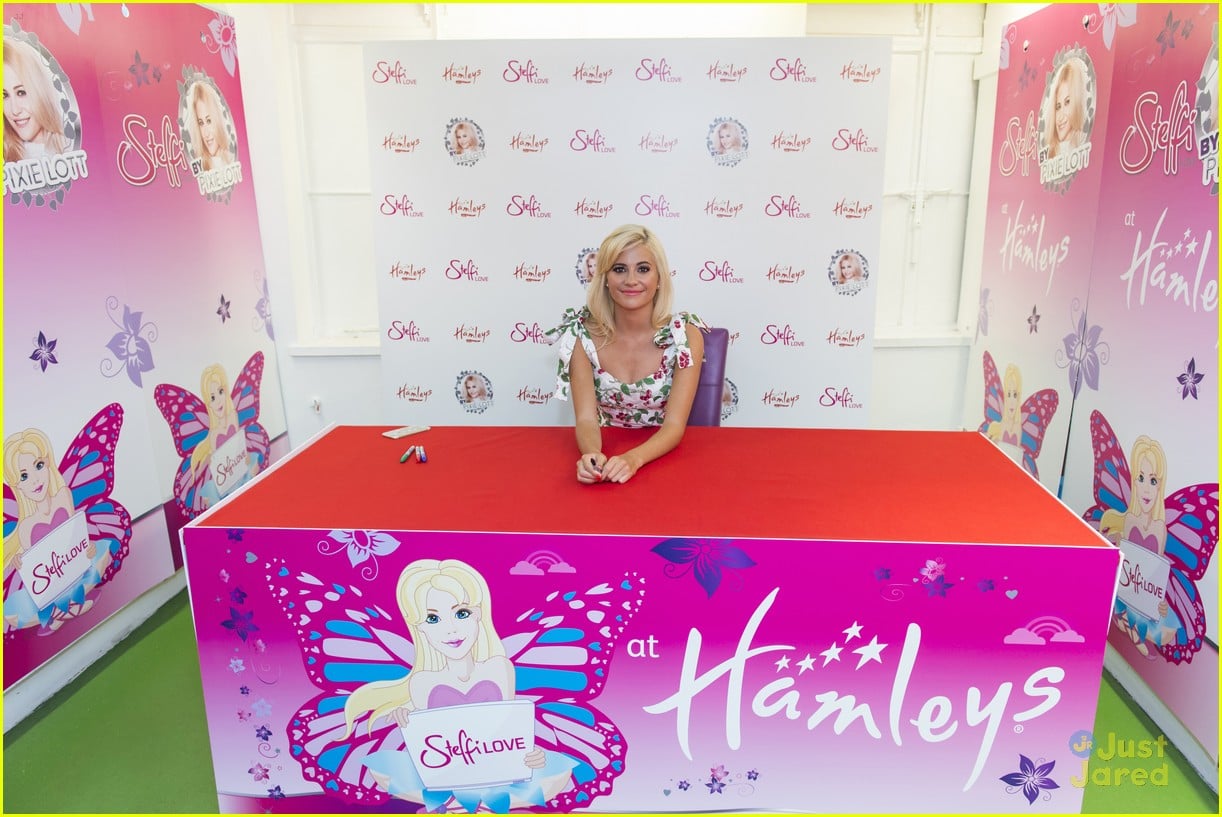 Full Sized Photo of pixie lott steffi dolls hamleys signing 33 | Pixie