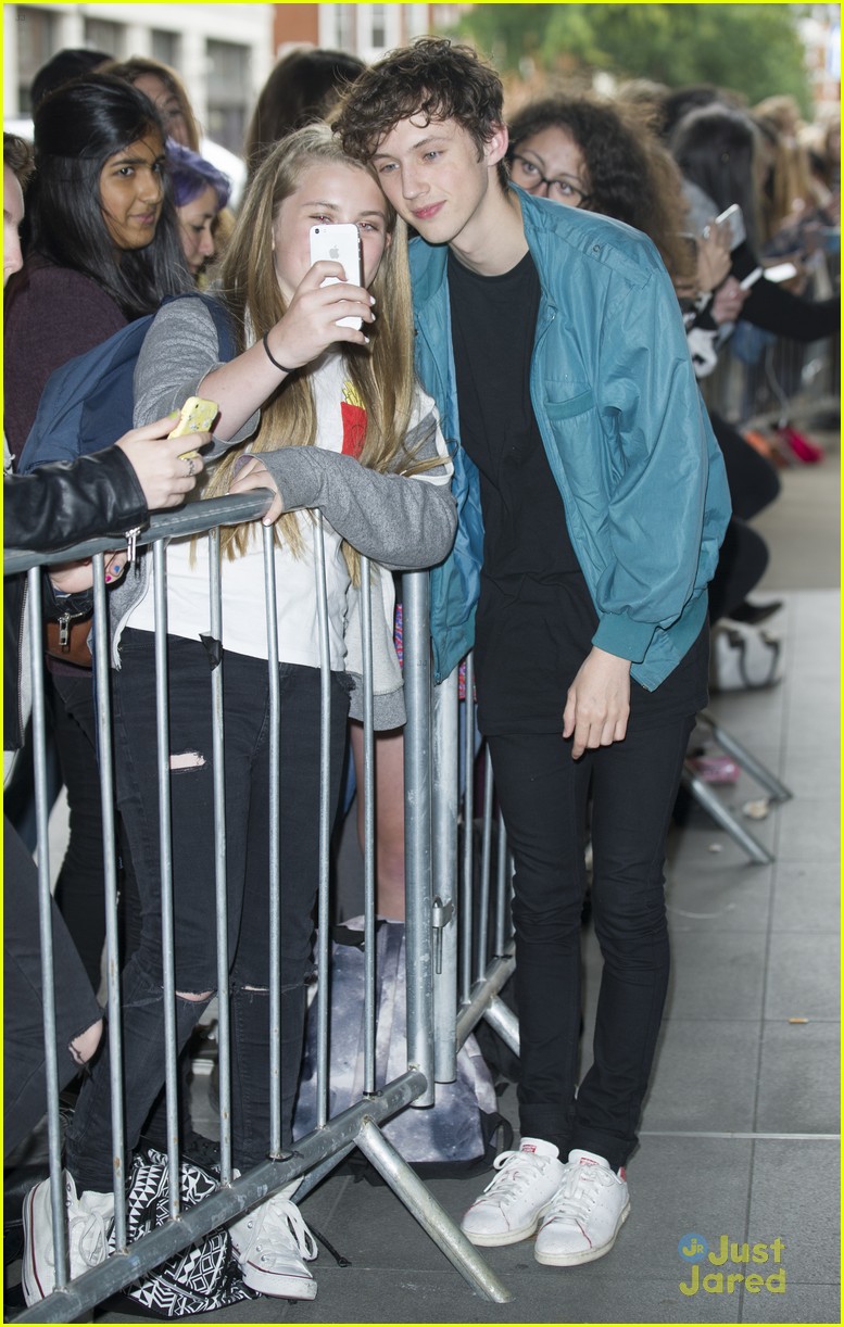 Troye Sivan Makes Time For Fans During 'Wild' Promo | Photo 854100 ...