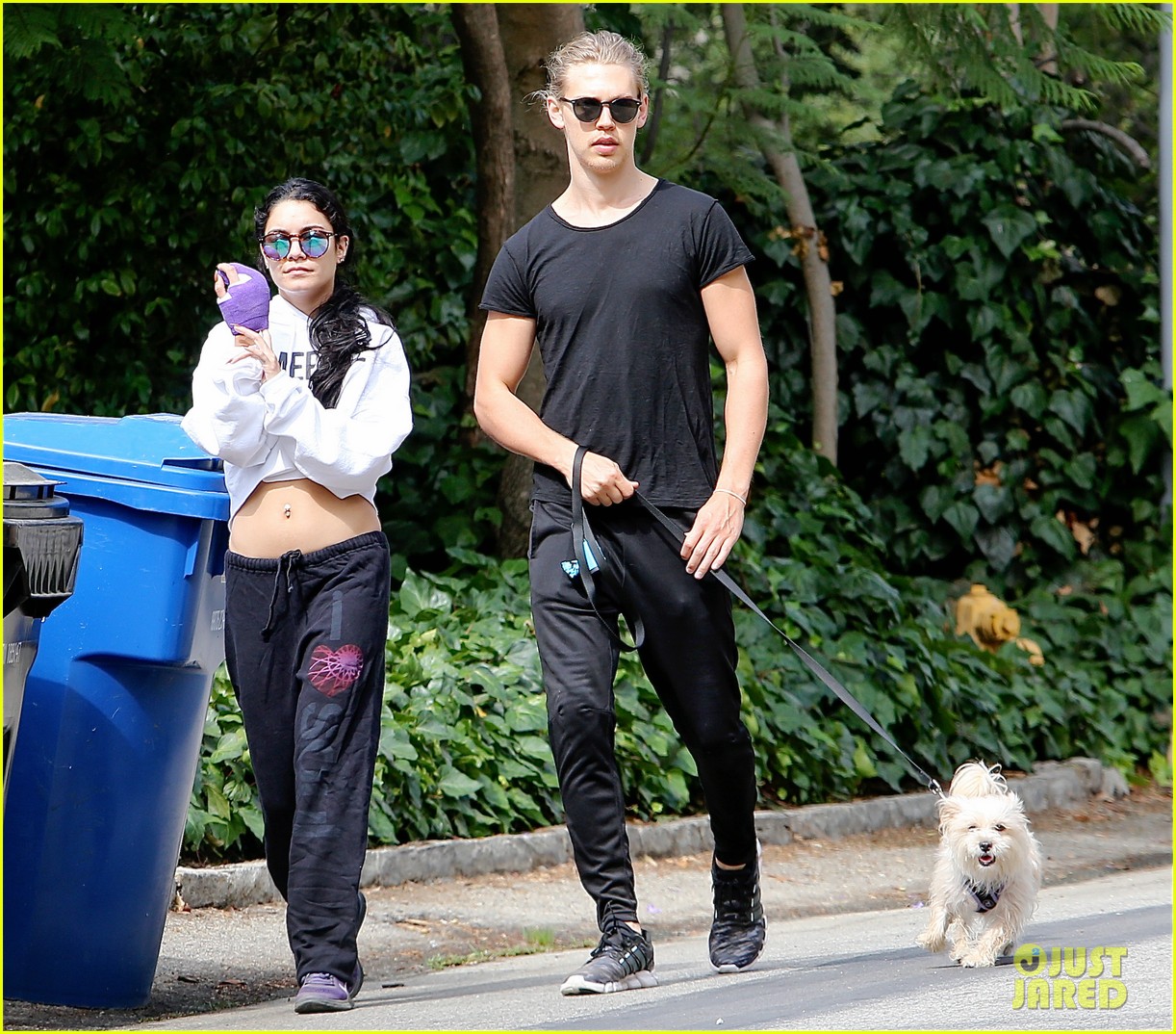 Vanessa Hudgens Breaks Finger, Wears Cast While Out With Boyfriend