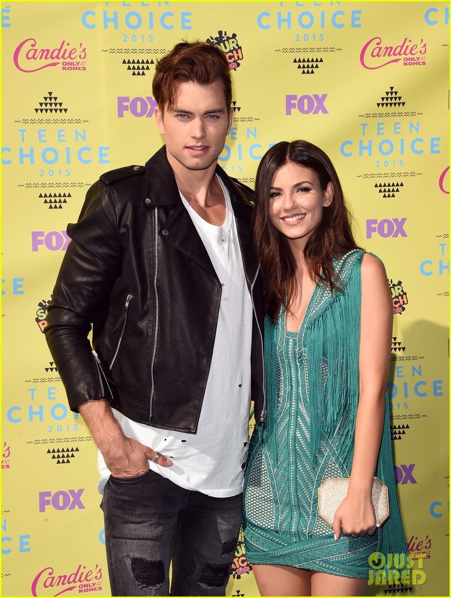 Victoria Justice Hits the Teen Choice Awards 2015 Carpet With Boyfriend