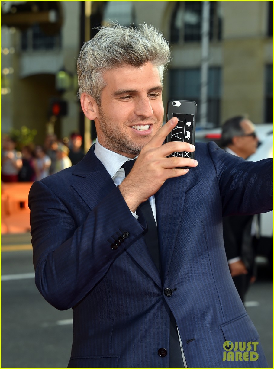 Full Sized Photo of zac efron emily ratajkowski we are your friends