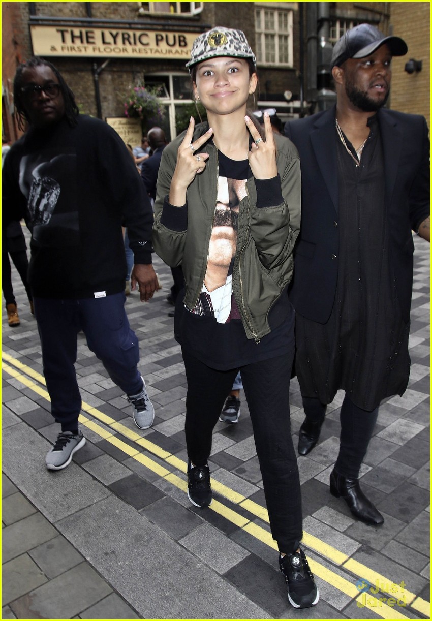 Zendaya is All About Her Fans in London! | Photo 849321 - Photo Gallery ...