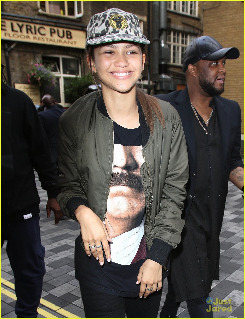 Zendaya is All About Her Fans in London! | Photo 849322 - Photo Gallery ...