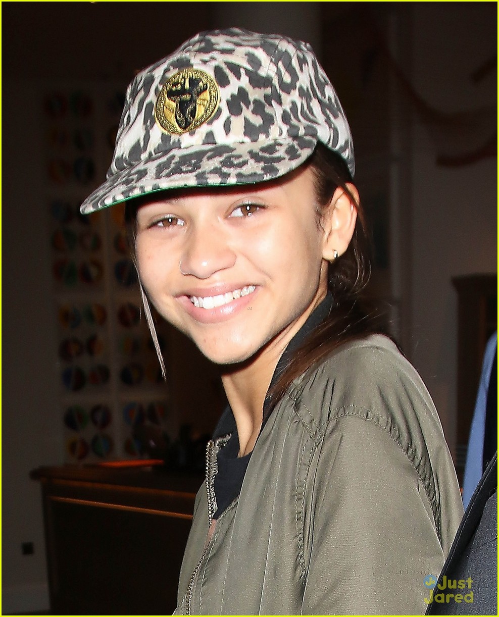 Zendaya is All About Her Fans in London! Photo 849324 Photo Gallery