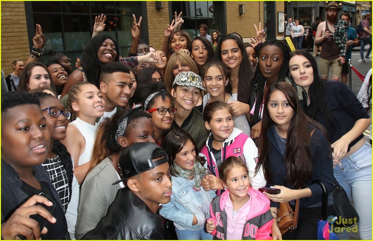 Zendaya is All About Her Fans in London! | Photo 849327 - Photo Gallery