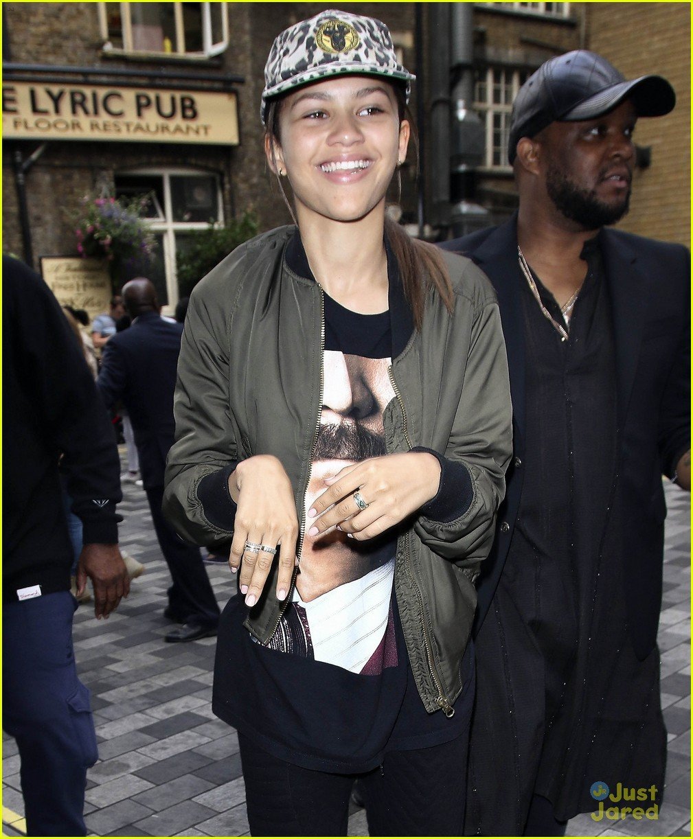 Zendaya is All About Her Fans in London! | Photo 849331 - Photo Gallery ...