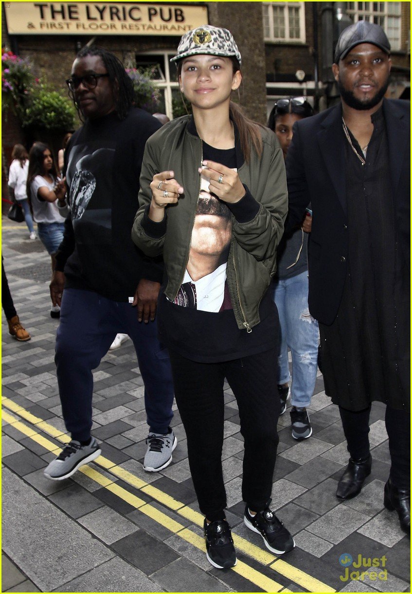 Zendaya is All About Her Fans in London! | Photo 849332 - Photo Gallery ...
