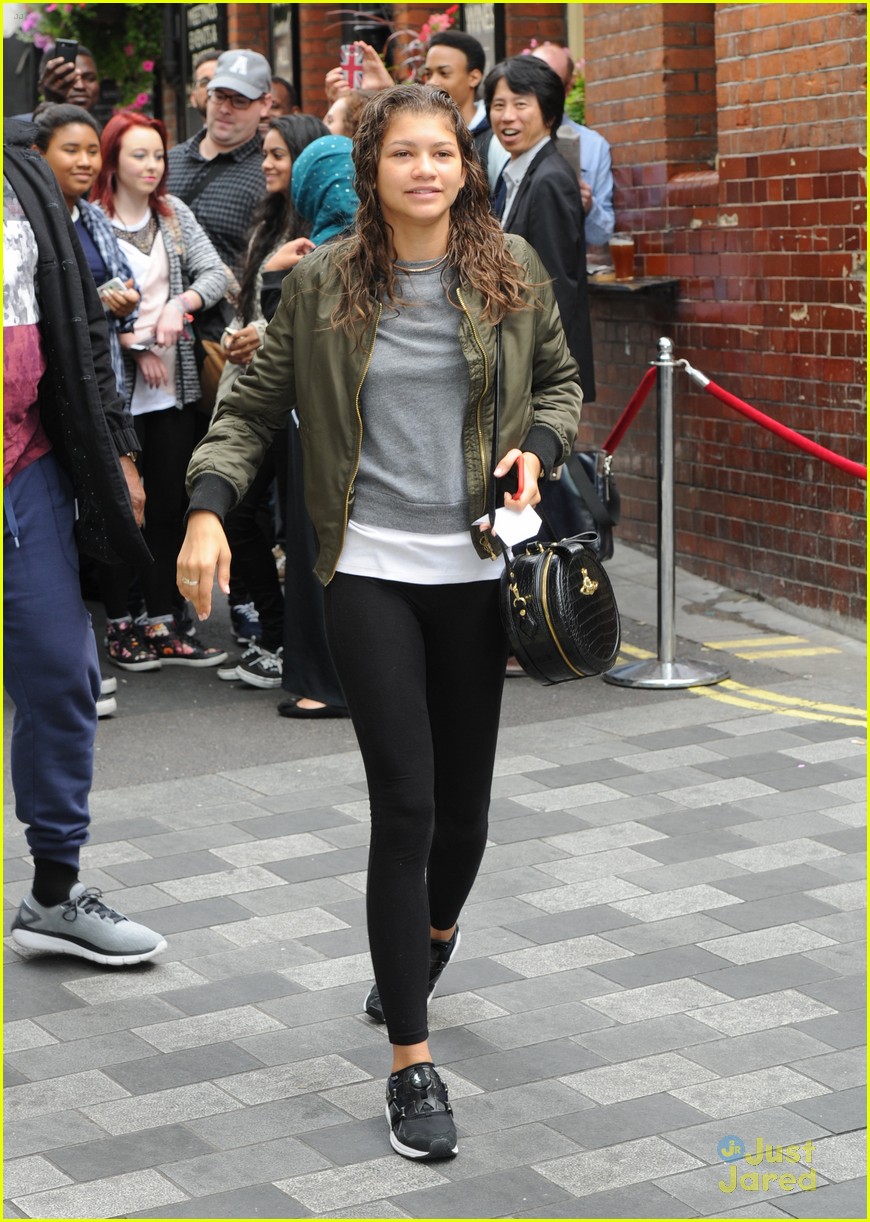 Full Sized Photo of zendaya vivenne london dinner meets fans morning ...