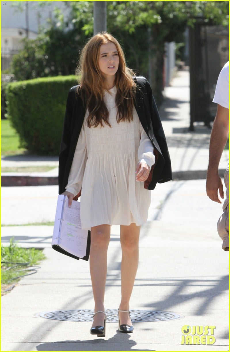 Zoey Deutch Teams Up With Her Mom, Sister, & Boyfriend for 'Year of