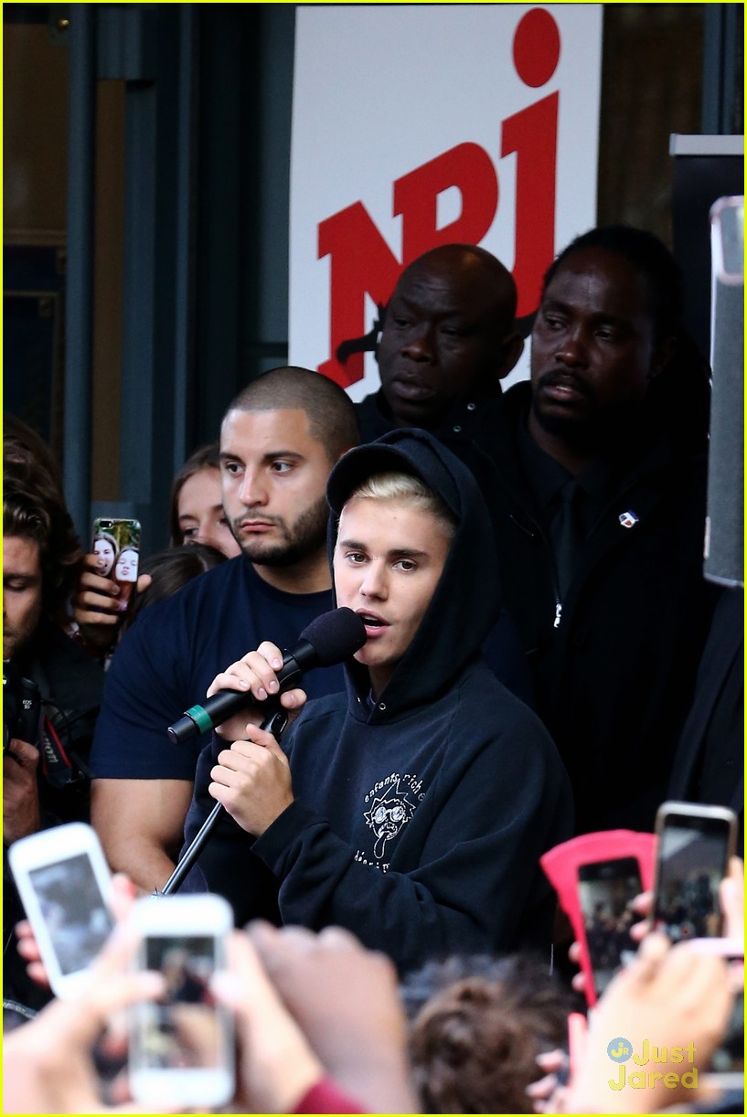 Justin Bieber Draws A Crowd For 'What Do You Mean?' In Paris | Photo ...