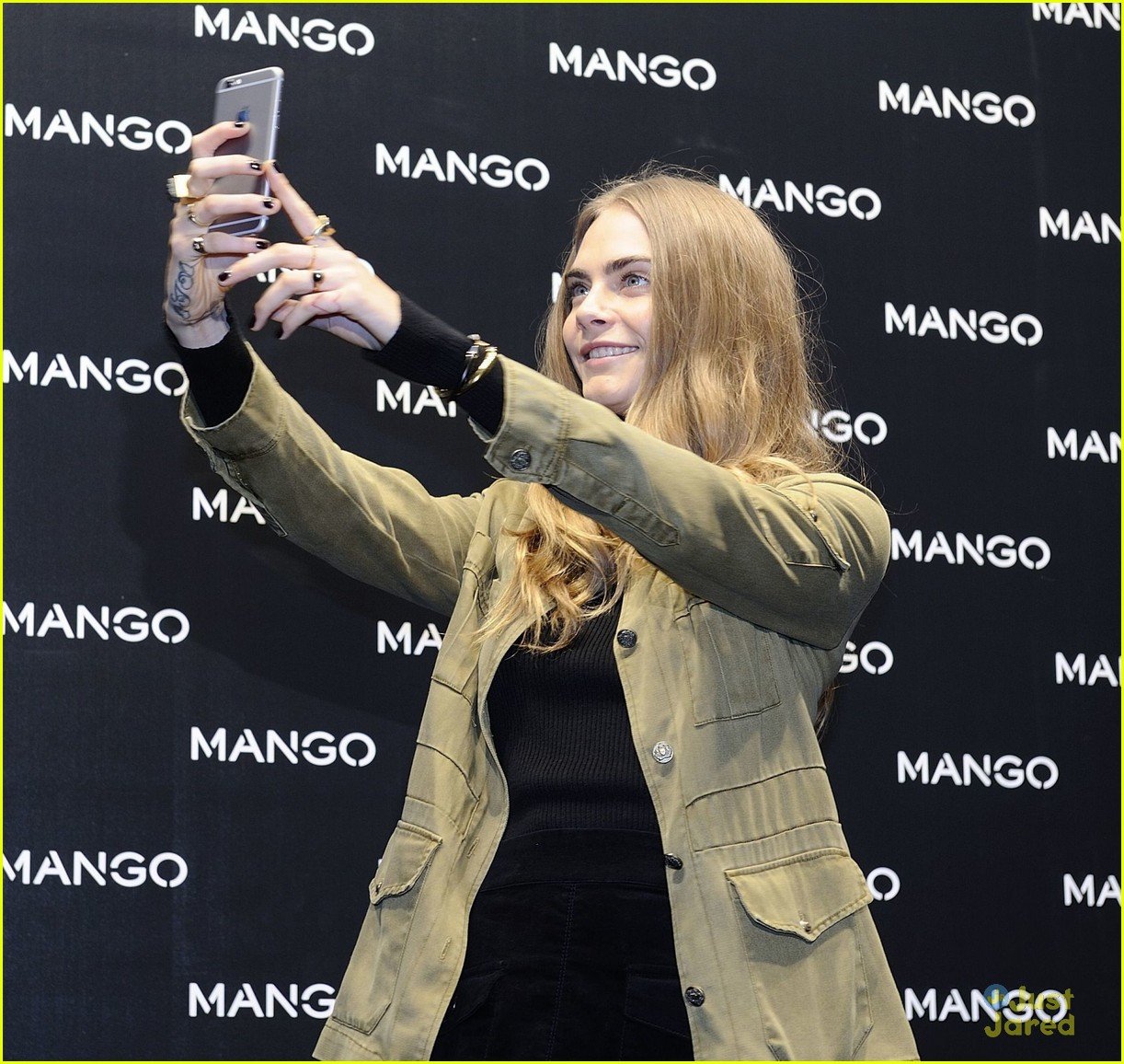 Full Sized Photo of cara delevingne kate moss mango store app milan 03