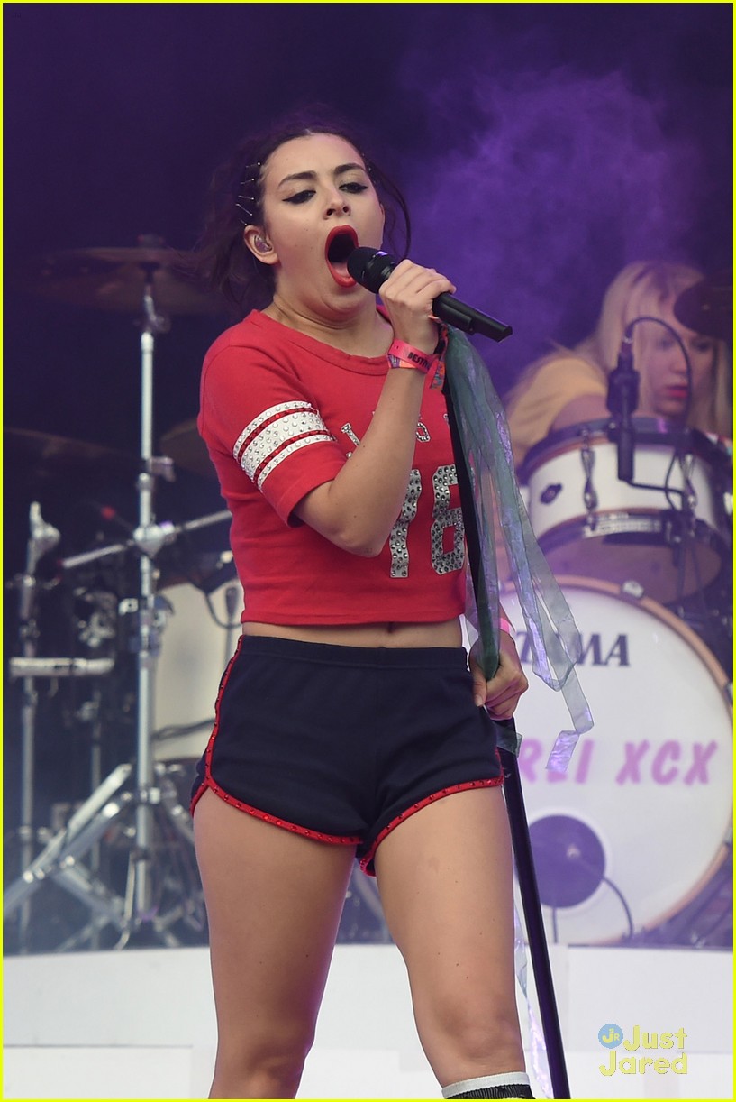Charli XCX Is Inspired By Paris Hilton For Her Next Album | Photo