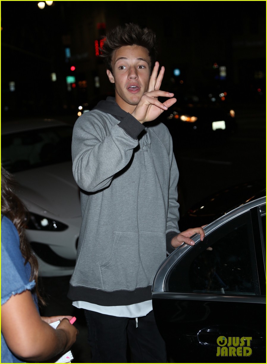 Cameron Dallas Gives His Fan a Piggyback Ride! | Photo 865084 - Photo ...