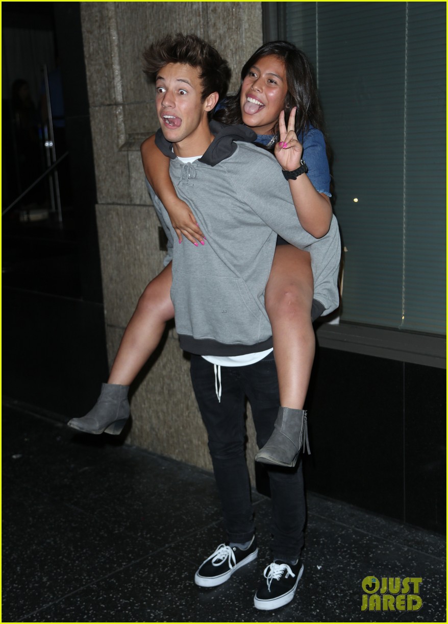Cameron Dallas Gives His Fan A Piggyback Ride! | Photo 865090 - Photo