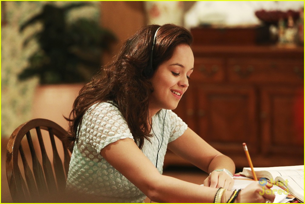 Lainey, Erica & Barry Throw The Best 'Goldbergs' Season Premiere Party