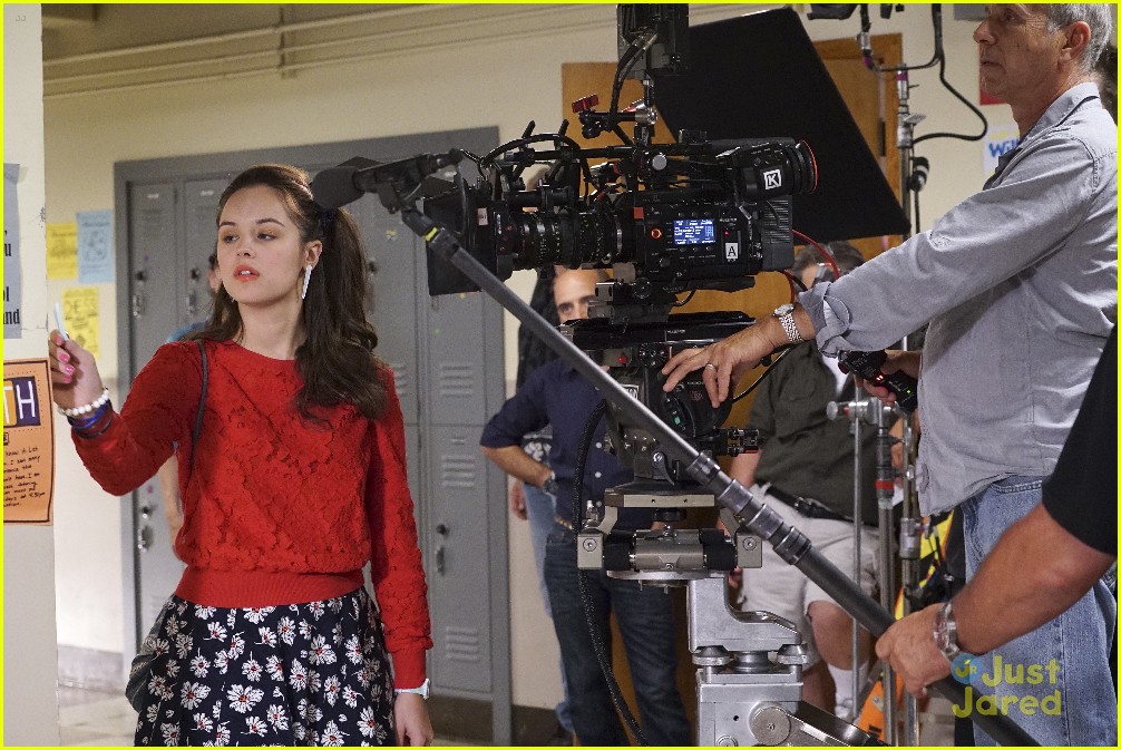 Lainey, Erica & Barry Throw The Best 'Goldbergs' Season Premiere Party