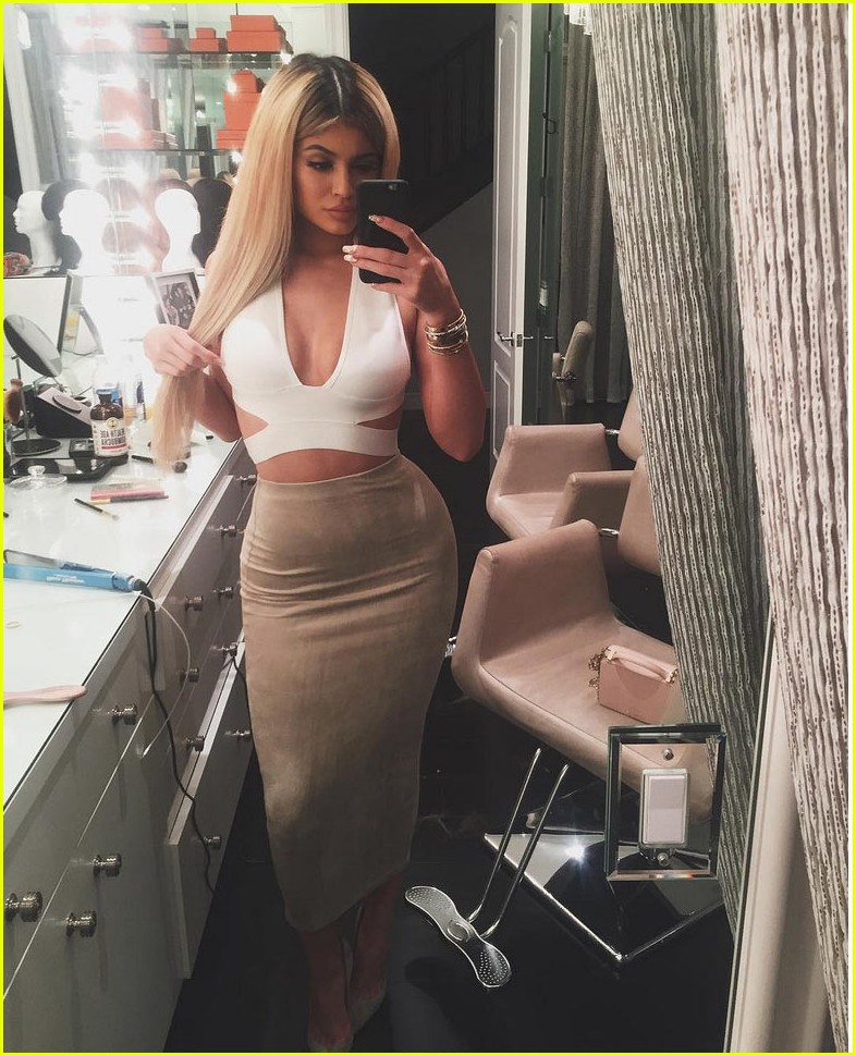 kylie jenner finally dyed her hair blonde for real 02