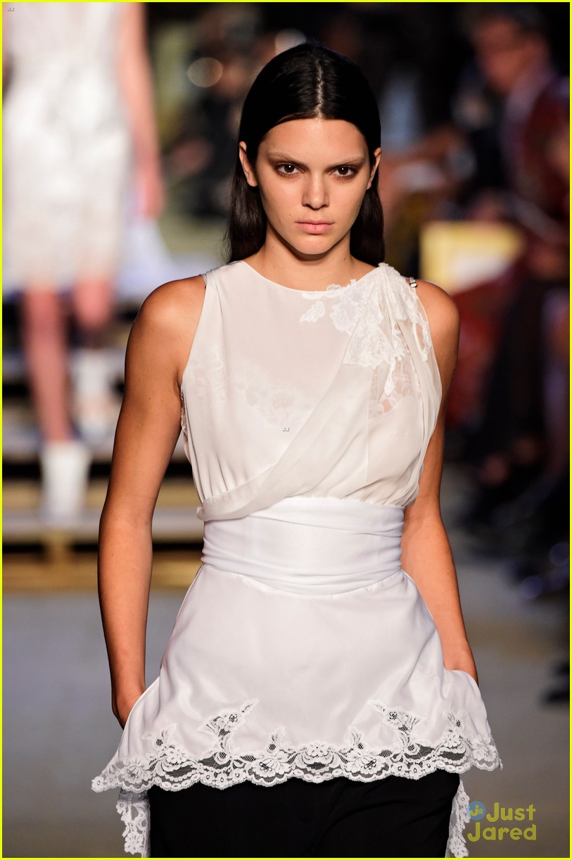 Kendall Jenner Walks The Givenchy NYFW Runway! | Photo 863401 - Photo ...