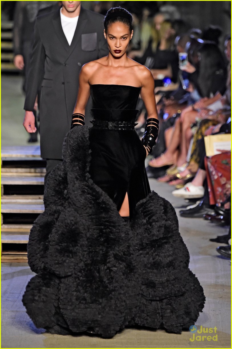 Kendall Jenner Walks the Givenchy NYFW Runway! | Photo 863403 - Photo ...