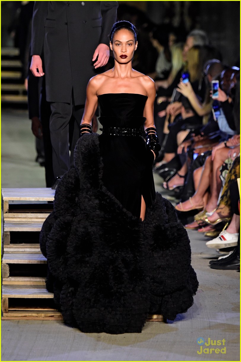 Full Sized Photo of kendall jenner givenchy show 21 | Kendall Jenner