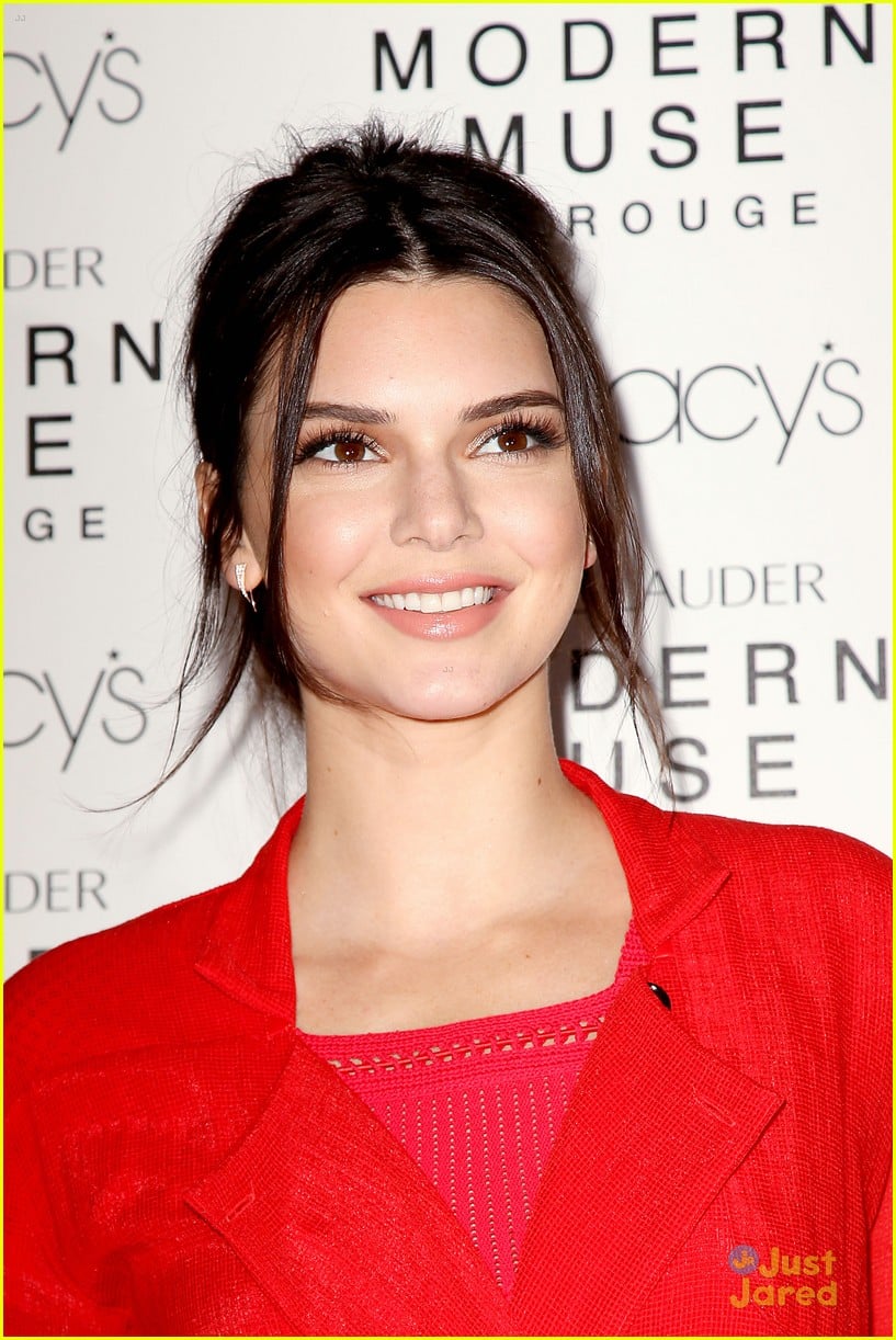Kendall Jenner Launches Estee Lauders New Fragrance In Nyc Photo 867312 Photo Gallery