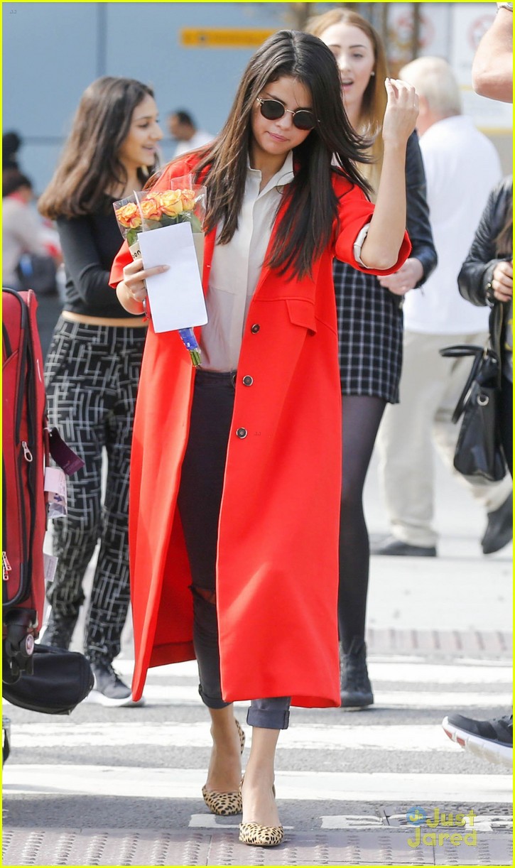 Selena Gomez Gets Flowers From Fans After Arriving in London | Photo ...