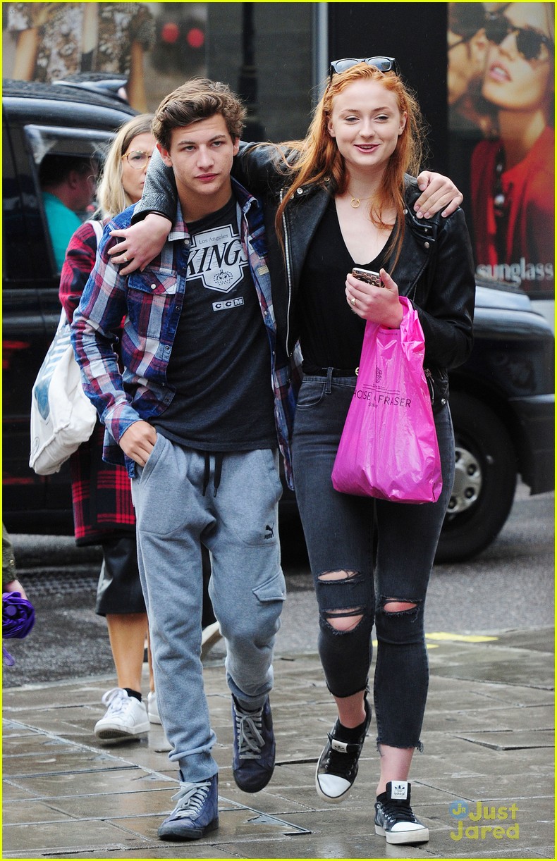 Sophie Turner & Tye Sheridan Shop Around London Together Photo 871499