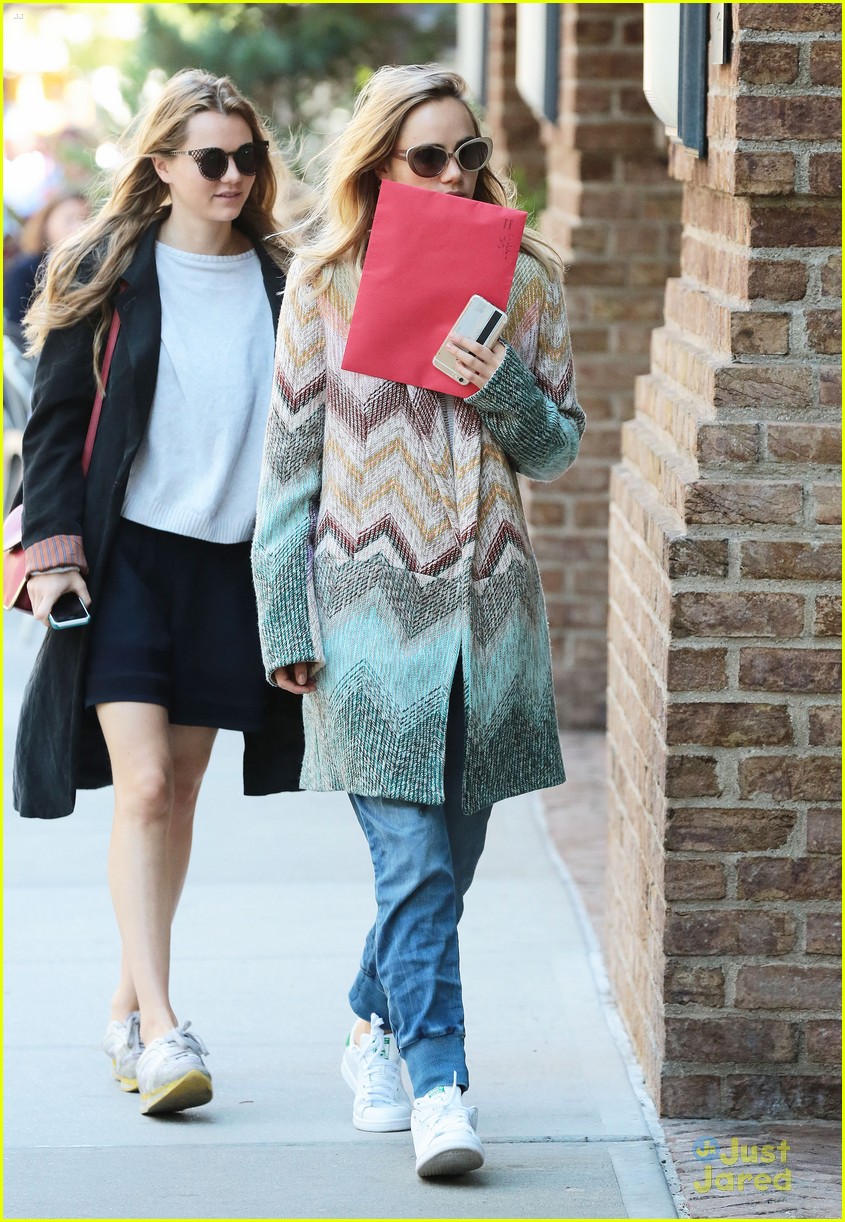 Suki Waterhouse Launches Burberry Make-Up At Sephora In Times Square