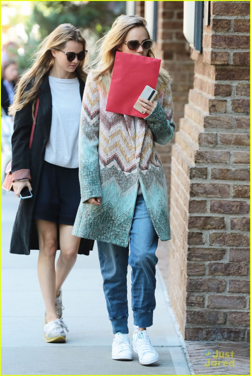 Suki Waterhouse Launches Burberry Make-Up At Sephora In Times Square