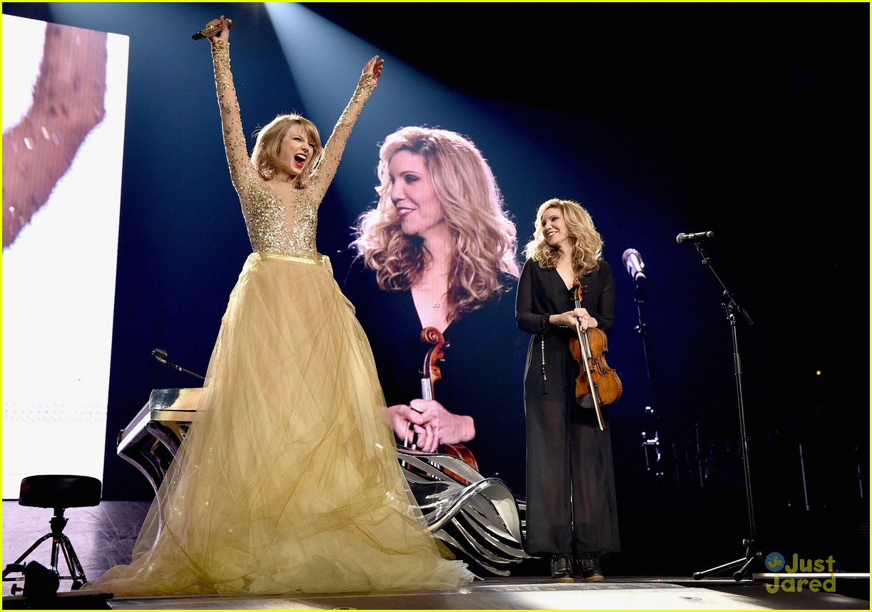 Taylor Swift Sings 'Love You Like You Mean It' with Kelsea Ballerini! (Video) Photo 871045