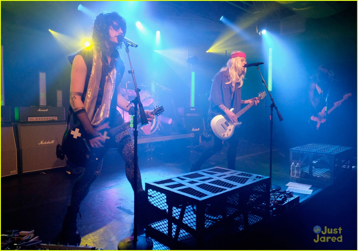 5 Seconds Of Summer Dress Up As Poison For Iheartradios Halloween 