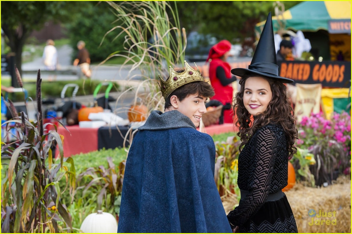 Bailee Madison Turns Into A Witch For 'Good Witch' Halloween Special