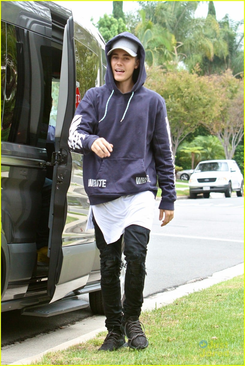 Full Sized Photo of justin bieber board tricks courthouse tweet spree