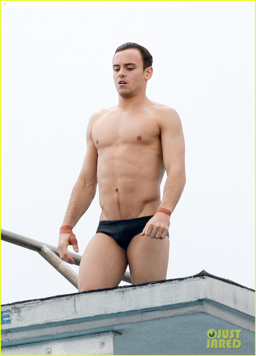 Tom Daley S Body Looks Ripped In His Speedo Photo Photo Gallery Just Jared Jr