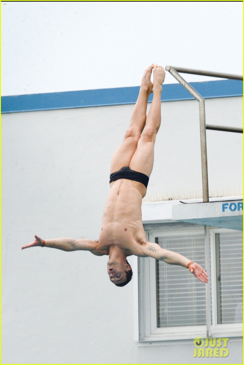 Tom Daley S Body Looks Ripped In His Speedo Photo Photo Gallery Just Jared Jr