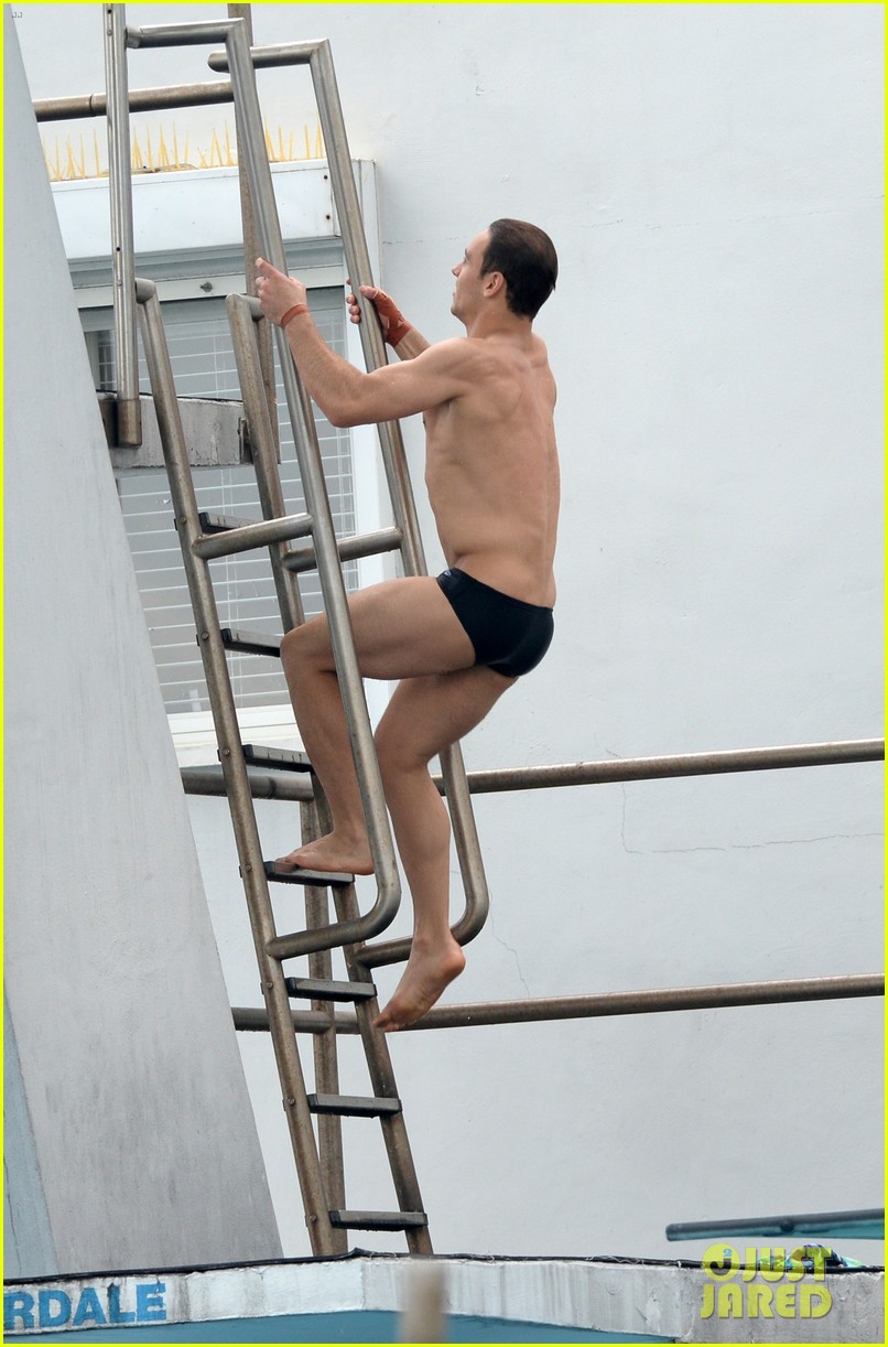 Tom Daley S Body Looks Ripped In His Speedo Photo Photo Gallery Just Jared Jr