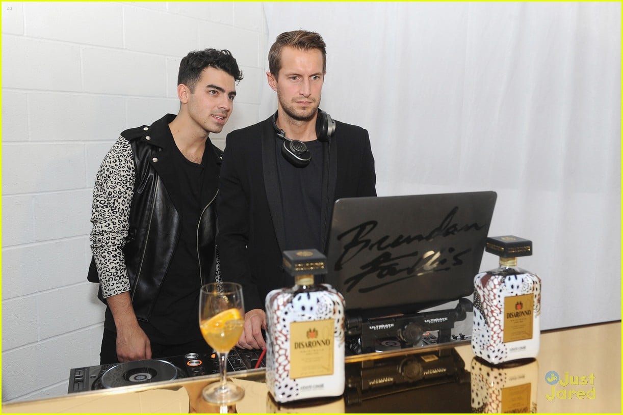 Joe Jonas & DNCE Debut 'Cake by The Ocean' Vid Watch Here! Photo