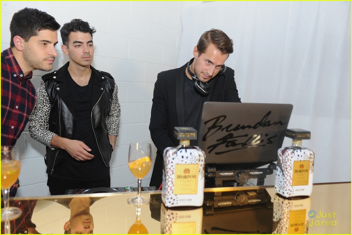 Joe Jonas & DNCE Debut 'Cake by The Ocean' Vid Watch Here! Photo