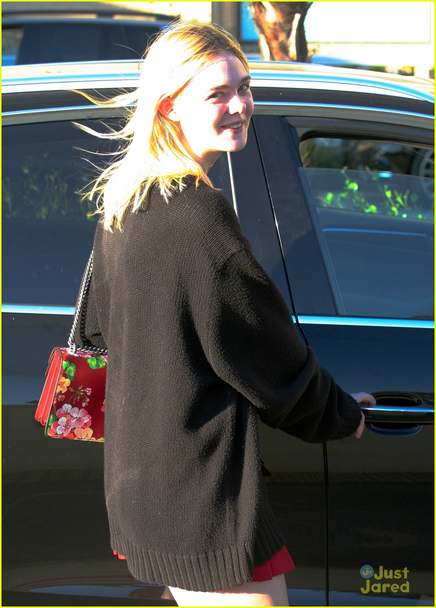 Elle Fanning Loves To Experiment With Her Fashion Style | Photo 886642 ...