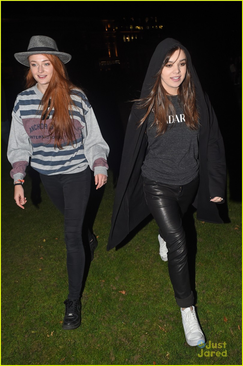 Full Sized Photo of hailee steinfeld sophie turner hyde park fans meet