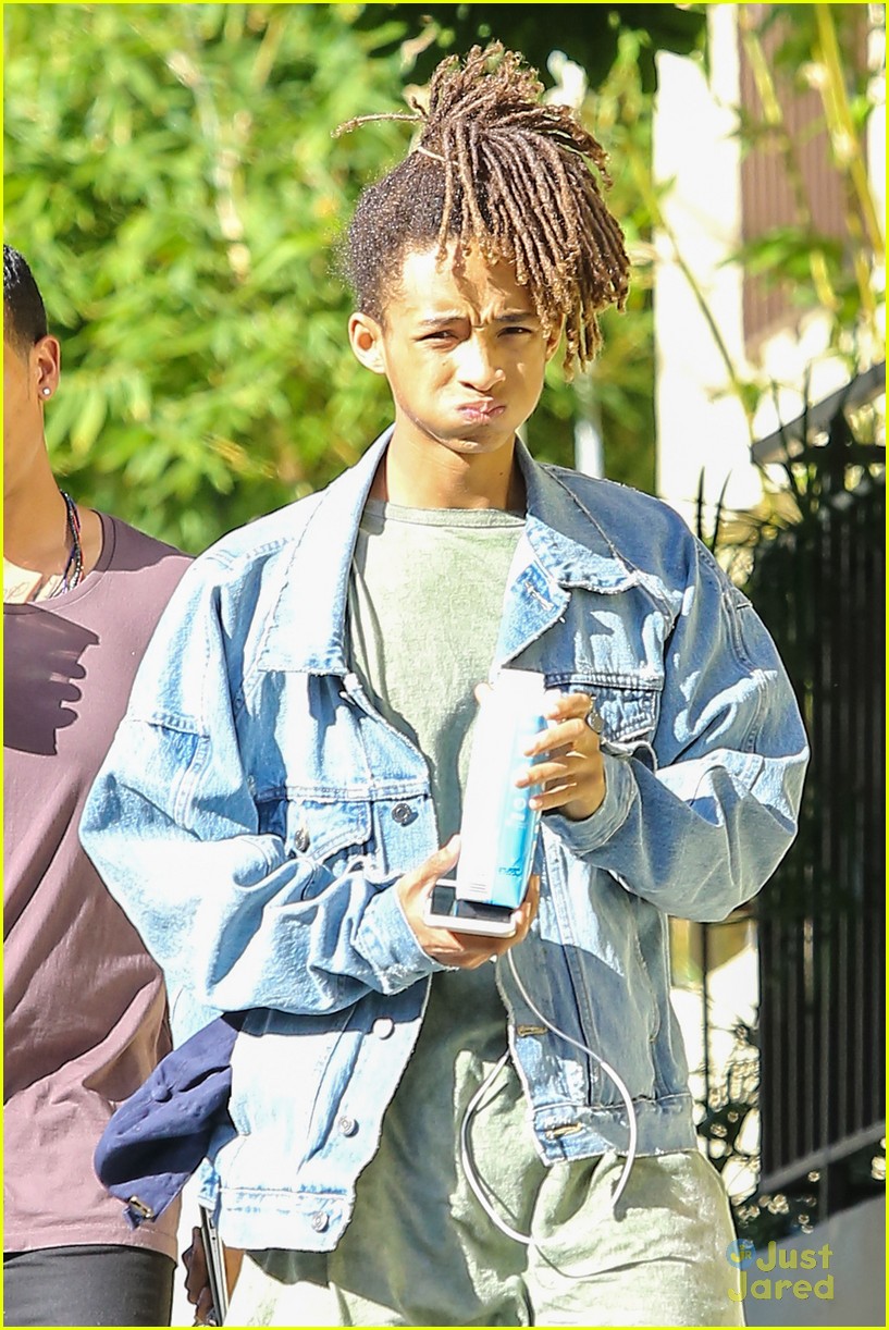 Full Sized Photo of jaden smith chuggs water from box 03 Jaden Smith