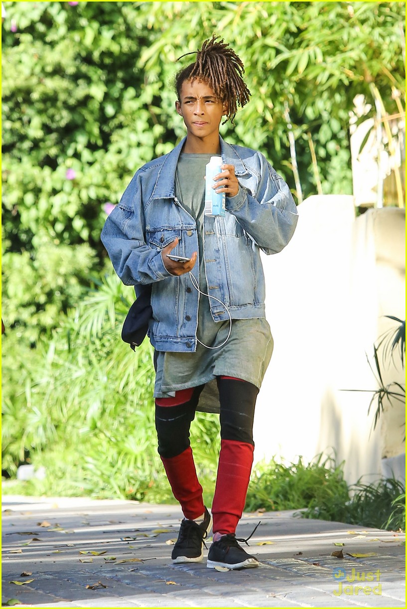 Jaden Smith Stays Hydrated with Boxed Water Photo 877414 Photo Gallery Just Jared Jr.