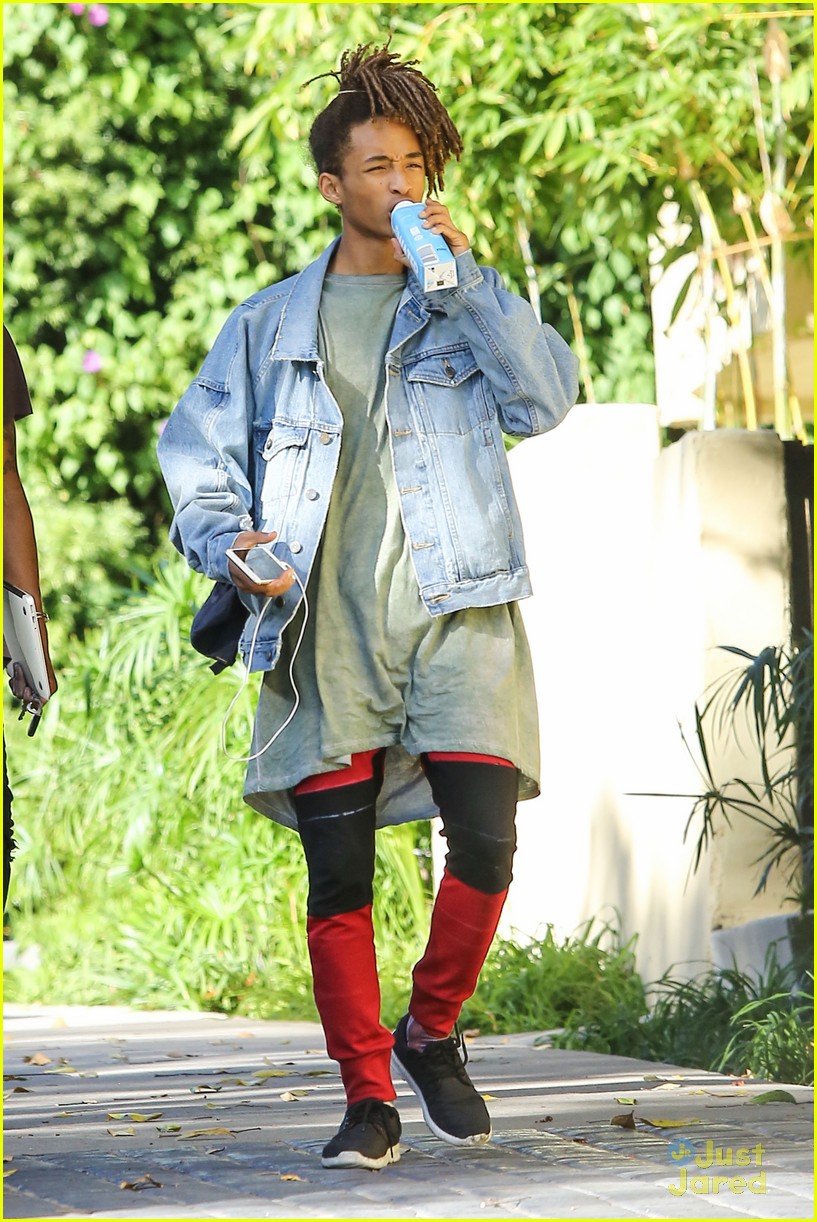 Full Sized Photo of jaden smith chuggs water from box 11 Jaden Smith