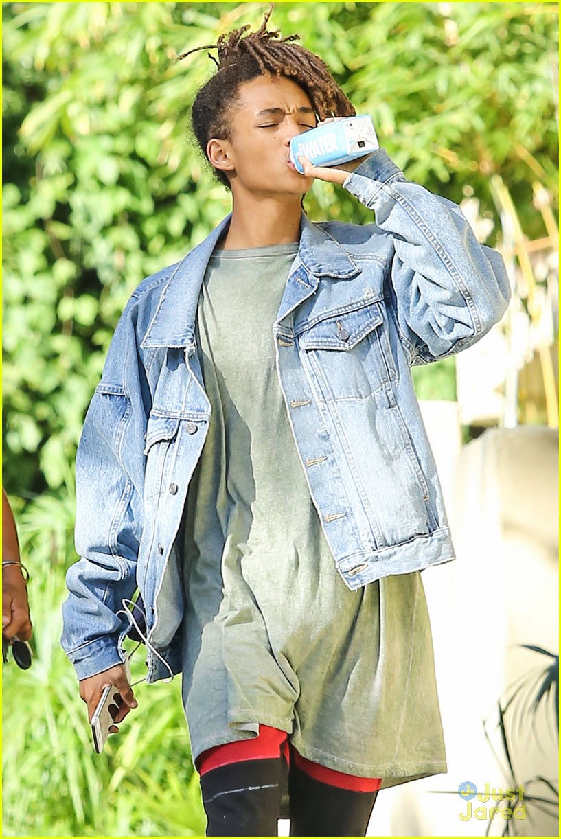 Jaden Smith Stays Hydrated with Boxed Water Photo 877418 Photo